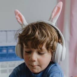 KIDYWOLF KIDYEARS Kinder Koptelefoon Konijn – 85dB, Bluetooth & Jack, Opvouwbaar, Magnetische Oortjes, 4+ — thumbnail 4
