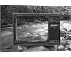 Dibond - Televisie op Stenen bij Rivier - 90x60cm Foto op Aluminium (Wanddecoratie van metaal)