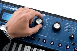 Novation MiniNova - Synthesizer Met Vocoder - 37 Mini-Toetsen - UltraNova Sound Engine - 18 Stemmen - VocalTune - 12-Bands Vocoder - Meegesloten Ganzenhalsmicrofoon — thumbnail 4