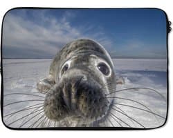Laptophoes 13 inch - Zeehond - Sneeuw - Close up - Laptop sleeve - Binnenmaat 32x22,5 cm - Zwarte achterkant