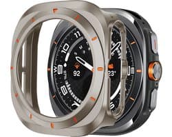 Bandz hard case hoesje met bezel - geschikt voor Samsung Galaxy Watch Ultra / Ultra 2025 - beschermhoes met wijzerplaat - Stevig plastic materiaal (titanium kleur/oranje)