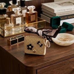 Abrikoos kleurig hoesje voor oordopjes dames met strik en decoratieve details geschikt voor AirPods 4 kunstleer hardcase met ring en lint — thumbnail 2