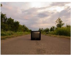 Poster – Oude Televisie op de Weg  - 40x30cm Foto op Posterpapier