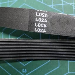 Aandrijfriem - V-snaar - Grasmaaier Onderhoud - Duurzaam Rubber - 410J 8 Ribs - Zwart — thumbnail 1