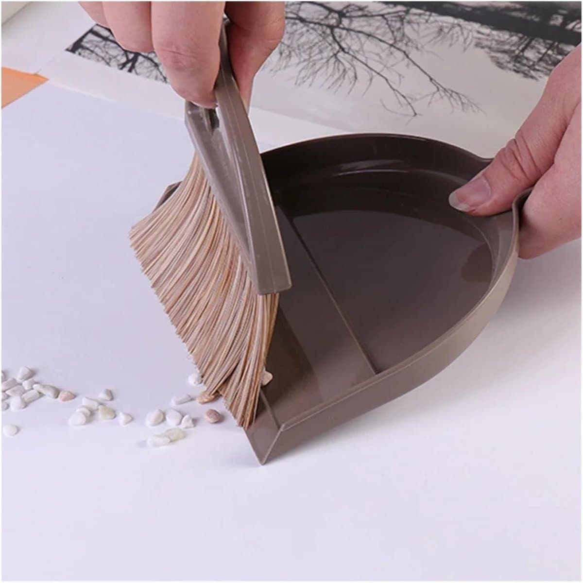 Stofblik met Borstel - Stoffer en blik - Bureau reinigen - Ruimtebesparend ophangen - 20x17x3 cm - Koffiekleur — afbeelding 1