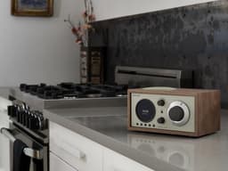 Tivoli Audio - Model One+ - DAB+ Wekkerradio - Walnut/Beige — thumbnail 4