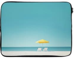 Laptophoes 17 inch - Strand - Blauwe lucht - Geel - Parasol - Laptop sleeve - Binnenmaat 41x28 cm - Zwarte achterkant