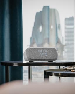 Teufel RADIO ONE - Hifi-wekkerradio met DAB+/ FM - Dimbaar display - 4 wekgeluiden - lichtgrijs — thumbnail 2