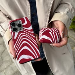 xoxo Wildhearts hoesje geschikt voor AirPods Pro 3 - Boogie Wonderland Red - Ook als telefoonhoesje verkrijgbaar - schokbestendige case - koptelefoonhoes - Beschermhoes met met golvende print - golven - rood — thumbnail 4