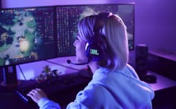 JBL Quantum 610 - Draadloze Gaming Headset - 2.4GHz USB Dongle - JBL Quantum Surround - Lage Latency - 40 uur batterij - Over-ear met Microfoon - PC & PlayStation - Zwart — thumbnail 11