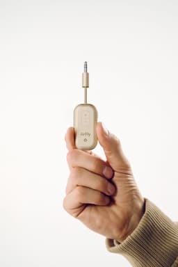 Twelve South AirFly Pro 2 – Geniet van In-Flight Entertainment met Draadloze Hoofdtelefoons – Koppel Twee Sets Draadloze Hoofdtelefoons voor Gedeeld Luisteren – Meer dan 25 Uur Batterijduur - Geel — thumbnail 5
