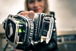 silentdiscohuren.nl | silent disco set 20  - silent disco box compleet: 20x koptelefoon (K9 RBG LED), laderset (LS9) en zender (Z4) - SDs20 — thumbnail 4