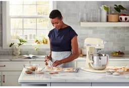 KitchenAid keukenmachine - Artisan - In hoogte verstelbare kom - 375 W - 11 snelheden - 3 RVS accessoires - 6,6L - Amandelwit — thumbnail 3