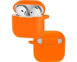Hoes - Geschikt voor Apple AirPods 4 - Siliconen Hoesje met Clip - Silicone Case Cover - Oranje