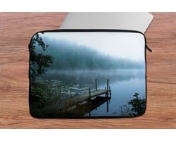 Laptophoes 14 inch - Natuur - Meer - Bos - Mist - Laptop sleeve - Binnenmaat 33x23 cm - Zwarte achterkant