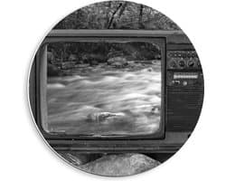 Forex Wandcirkel - Televisie op Stenen bij Rivier - 40x40cm Foto op Wandcirkel (met ophangsysteem)