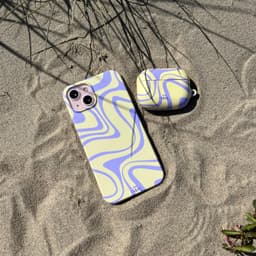 xoxo Wildhearts hoesje geschikt voor Airpods 1/2 - Sunny Side Up - Ook als telefoonhoesje verkrijgbaar - schokbestendige case geschikt voor Airpod 1 en 2 - koptelefoon case - Beschermhoes met golvende print - golven - geel / paars — thumbnail 2