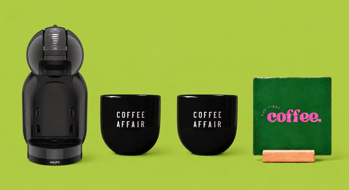 KRUPS NESCAFÉ Dolce Gusto MiniMe KP120810 - Koffiecupmachine - Antraciet / zwart + 2 zwarte mokken "Coffee Affair" + groene tegel "But first coffee" + tegelhouder - (cadeau)PAKKET — afbeelding 1