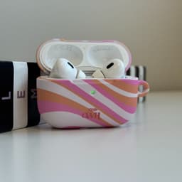 xoxo Wildhearts hoesje geschikt voor AirPods 4 - Chasing Sunsets - Ook als telefoonhoesje verkrijgbaar - schokbestendige case - koptelefoonhoesje - Matte afwerking - Beschermhoes met golvende print - golven - Beige - Oranje - Roze — thumbnail 3