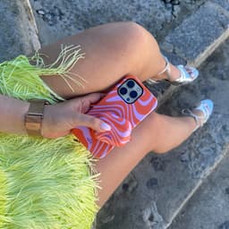 xoxo Wildhearts hoesje geschikt voor Airpods Pro 1 / Pro 2 - Boogie Wonderland Orange - Ook als telefoonhoesje verkrijgbaar - case geschikt voor Airpod Pro (2) - koptelefoon case - Beschermhoes met golvende print - golven - oranje/roze — thumbnail 3