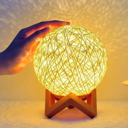 Rotan bal nachtlampje met verstelbare helderheid en warm geel licht, ideaal als sfeervolle slaapkamerdecoratie voor een gezellige en rustgevende ambiance — thumbnail 3