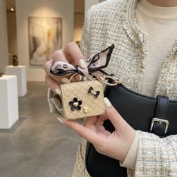 Abrikoos kleurig hoesje voor oordopjes dames met strik en decoratieve details geschikt voor AirPods 4 kunstleer hardcase met ring en lint — thumbnail 3