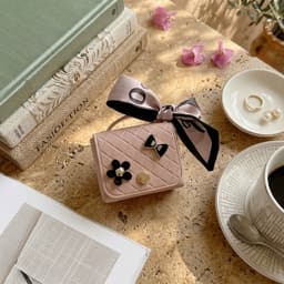 Roze hoesje voor oordopjes dames met strik en decoratieve details geschikt voor AirPods 4 kunstleer hardcase met ring en lint — thumbnail 3
