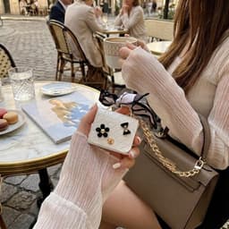 Wit hoesje voor oordopjes dames met strik en decoratieve details geschikt voor AirPods 4 kunstleer hardcase met ring en lint — thumbnail 4