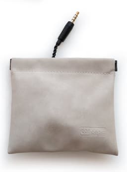 Eardopes Opbergzakje voor oordopjes - Creme wit - Etui voor oortjes met kabel - bewaarzakje hoesje oortjes - diervriendelijk: geen suede of ander dierlijk materiaal - 9.5cm x 10cm — thumbnail 1