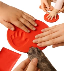 Baby hand- & voetafdruk klei – Rood – 20g zachte fluffy klei – DIY gipsafdruk – Voor baby’s én huisdieren – Pootafdruk hond/kat – Lichtgewicht & herbruikbaar – 10×7 cm verpakking — thumbnail 1