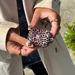 xoxo Wildhearts hoesje geschikt voor AirPods 1 & 2 - Berry Wild - Ook als telefoonhoesje verkrijgbaar - schokbestendige case - koptelefoonhoes - Beschermhoes met met tijgerprint / luipaardprint - kers print - dierenprint hoesje - kersen panterprint — thumbnail 5