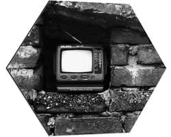 Dibond Hexagon - Ouderwetse Televisie in de Muur (Zwart-wit) - 60x52.2 cm Foto op Hexagon (Met Ophangsysteem)