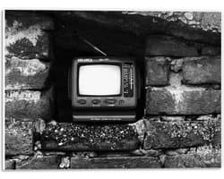 PVC Schuimplaat - Ouderwetse Televisie in de Muur (Zwart-wit) - 40x30 cm Foto op PVC Schuimplaat (Met Ophangsysteem)