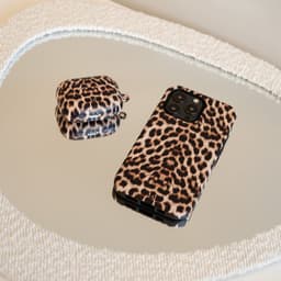 xoxo Wildhearts hoesje geschikt voor Airpods Pro 1 / Pro 2 - Wild Thing - Ook als telefoonhoesje verkrijgbaar - schokbestendige case geschikt voor Airpod Pro (2) - koptelefoon case - Tijgerprint / luipaardprint - dierenprint hoesje - panterprint — thumbnail 4