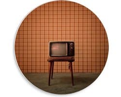 KuijsFotoprint - Schilderij - Oude Televisie Krukje Muur - Wit, Bruin En Oranje - 30 X 30 Cm