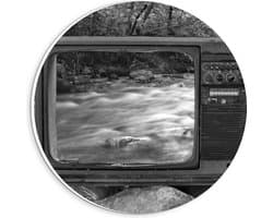 Forex Wandcirkel - Televisie op Stenen bij Rivier - 20x20cm Foto op Wandcirkel (met ophangsysteem)