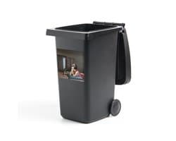 Container sticker Jaren 60 - Vrouw kijkt televisie in de jaren zestig Klikosticker - 40x40 cm - kliko sticker - weerbestendige containersticker