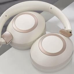 StayPowered Draadloze Hoofdtelefoon - 50 Uur Playtime Voor Onbeperkt Luisterplezier - Diepe Bassen - Opvouwbaar Ontwerp - Bluetooth 5.3 - Ingebouwde Microfoon - Ergonomische Pasvorm - Beige/Wit - Levering Sneller Dan Aangegeven! — thumbnail 5