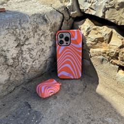 xoxo Wildhearts hoesje geschikt voor Airpods Pro 1 / Pro 2 - Boogie Wonderland Orange - Ook als telefoonhoesje verkrijgbaar - case geschikt voor Airpod Pro (2) - koptelefoon case - Beschermhoes met golvende print - golven - oranje/roze — thumbnail 4
