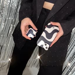 xoxo Wildhearts hoesje geschikt voor Airpods Pro 1 / Pro 2 - Ride With Me - Ook als telefoonhoesje verkrijgbaar - schokbestendige case geschikt voor Airpod Pro (2) - koptelefoon case - Beschermhoes met golvende print - golven - zwart / beige — thumbnail 2