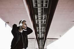 u-JAYS - On-Ear Koptelefoon - Hoofdband Stereofonisch Draadloos, mobiele hoofdtelefoon - Wit & Goud — thumbnail 3