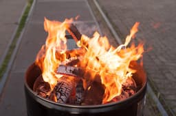 BarrelQ - Big industrieel houtskool Barbecue vuurkorf en statafel in één 200L olievat zwart — thumbnail 4