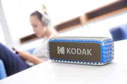 Kodak Bluetooth Speaker – Waterdicht IPX6, Krachtig 8W geluid, RGB-verlichting, 5 uur batterijduur, Bluetooth V5.0 verbinding – Blauw — thumbnail 2