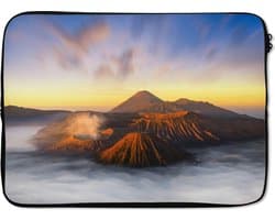 Laptophoes 14 inch - Zonsopgang bij het Nationaal park Bromo Tengger Semeru in Indonesië - Laptop sleeve - Binnenmaat 33x23 cm - Zwarte achterkant