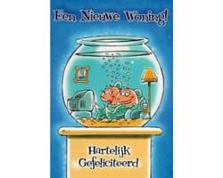 Een nieuwe woning! Een leuke wenskaart met twee vissen in een kom. De vissen zitten op de bank televisie te kijken. Deze wenskaart is inclusief envelop en in folie verpakt.