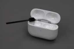 Schoonmaakkit - Reinigingskit - Schoonmaakset - Draadloze oortjes - Schoonmaken - Oplaadcase - Apple Airpods - Stof verwijderen - Telefoon / mobiel schoonmaken - Iphone - Samsung - Schoonmaak borstels, staafjes en doekjes — thumbnail 5