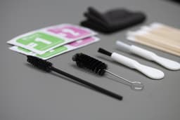 Schoonmaakkit - Reinigingskit - Schoonmaakset - Draadloze oortjes - Schoonmaken - Oplaadcase - Apple Airpods - Stof verwijderen - Telefoon / mobiel schoonmaken - Iphone - Samsung - Schoonmaak borstels, staafjes en doekjes — thumbnail 3