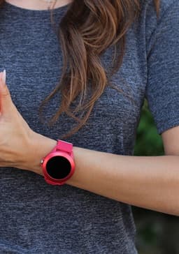 OneOne smartwatch dames en heren. HANDIG – WhatsApp en Facebook meldingen, find my phone, selfie maken / MUZIEK - harder, zachter, volgend liedje, vorig liedje / GEZONDHEID - hartslag, slaapscore, stappen, afstand, calorieën / SPORT – multi-sport set — thumbnail 3