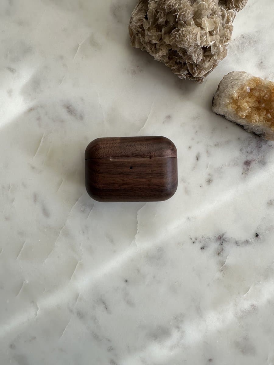 Houten Hoesje AirPods Pro 2 – Luxe Walnoot Houten Case – Natuurlijke Bescherming voor Apple AirPods Pro 2 case - Japandi uitstraling — afbeelding 1