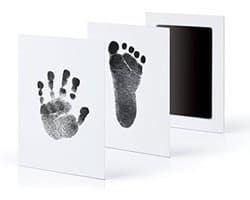 2x Baby fotokaartjes hand en voetafdru kleur zwart - tafdruk - inkt kraamcadeau - hoeft niet schoon te maken - 2 kaartjes